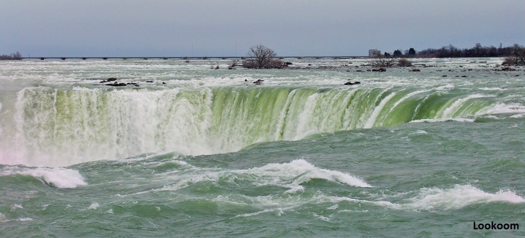 Niagara, les chutes canadiennes, au moment de basculer, ON